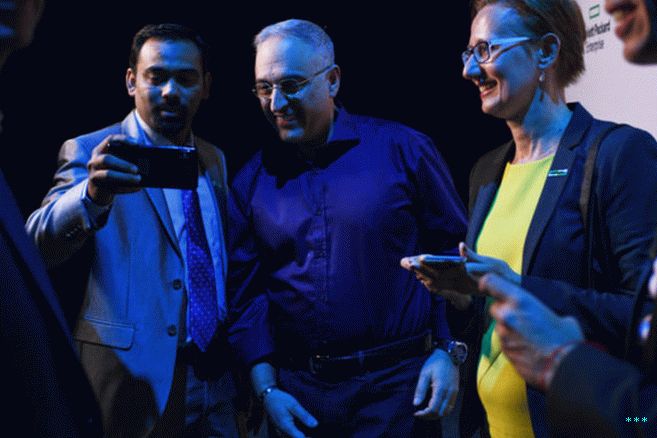 Neri, here posing for a selfie with Discover attendees, has been mendorong perubahan budaya di HPE yang direkayasa oleh Neri dan mantan CEO  Meg Whitman.